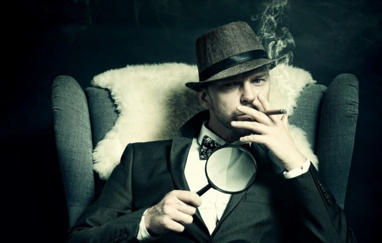 Detektyw w kapeluszu, z lupą w jednej ręce i cygarem w drugiej, siedzi na fotelu, ciemne tło